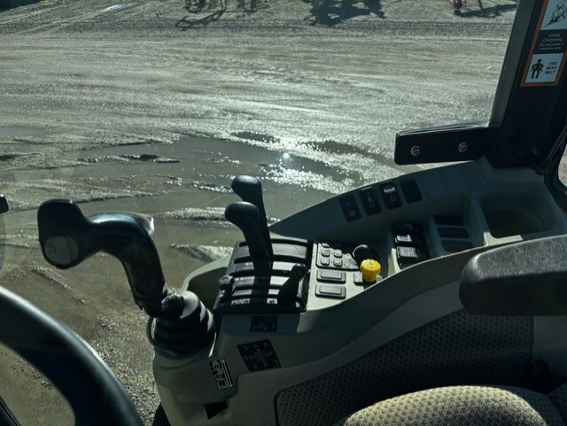 John Deere 4052R Image 2