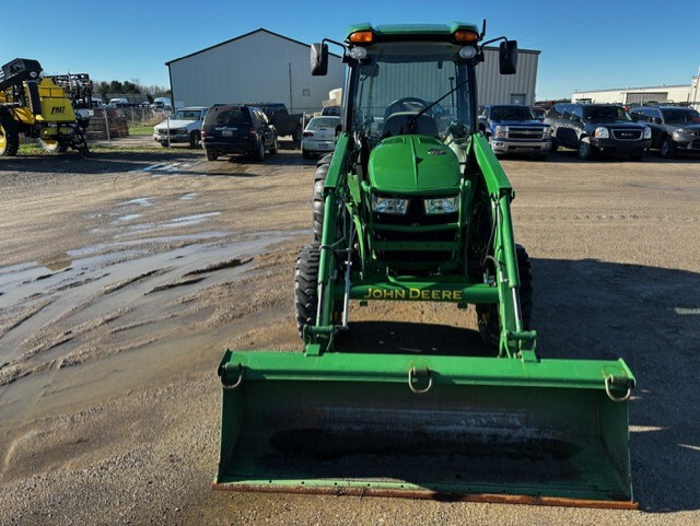 John Deere 4052R Image 3