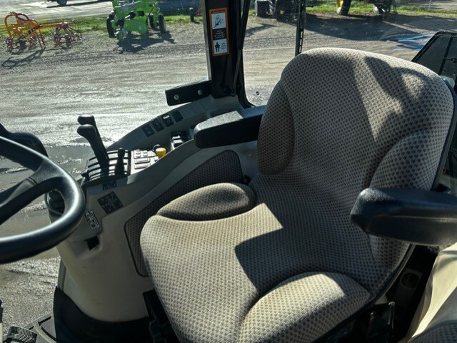 John Deere 4052R Image 4
