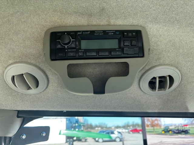 John Deere 4052R Image 5