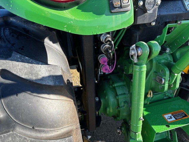 John Deere 4052R Image 7