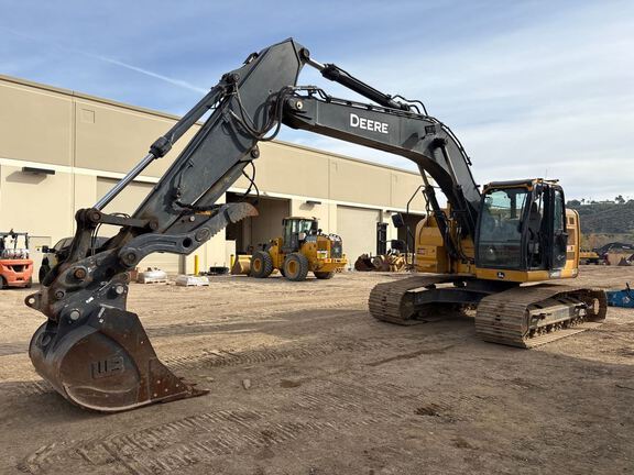 Photo of a 2022 John Deere 245G
