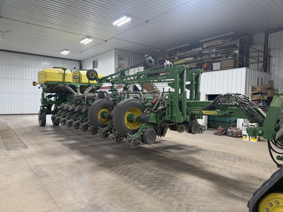  John Deere 1775NT