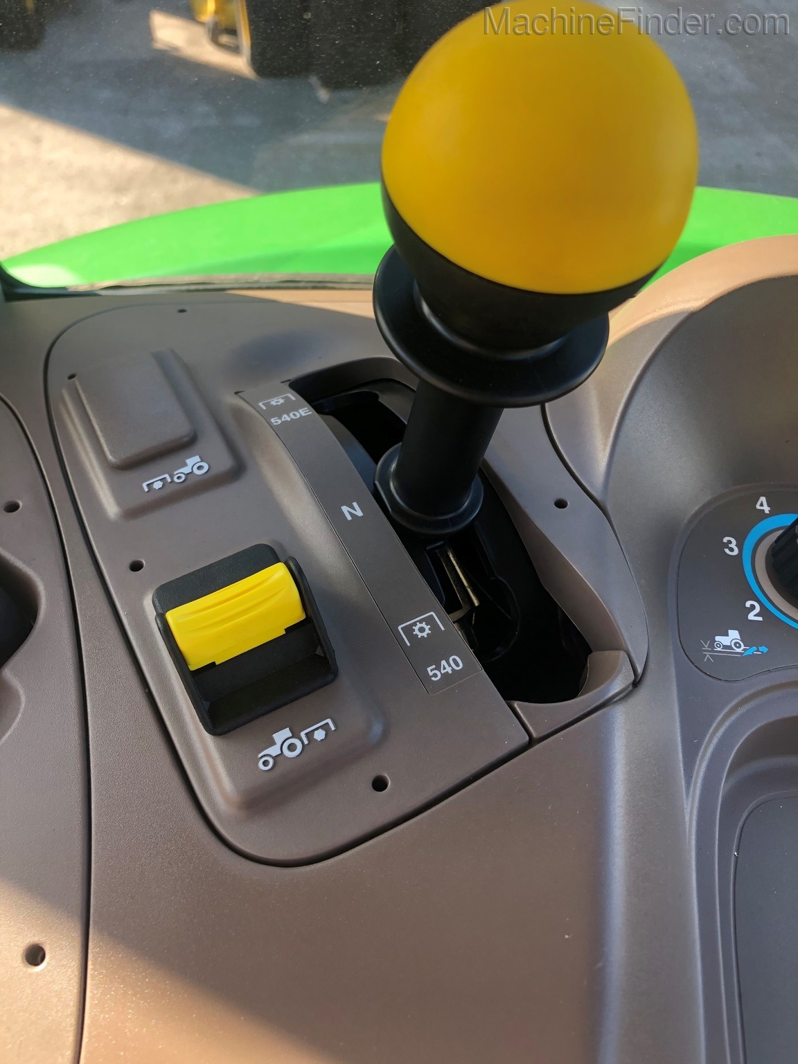 2020 John Deere 5100M Image 11