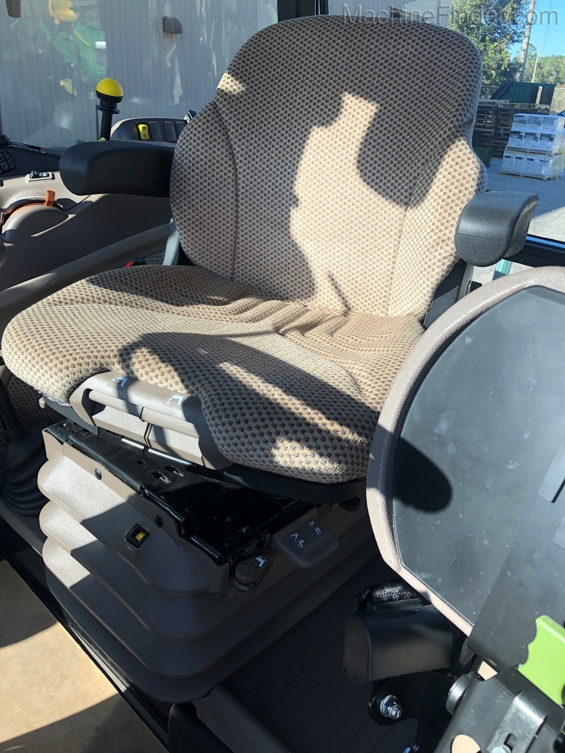 2020 John Deere 5100M Image 17