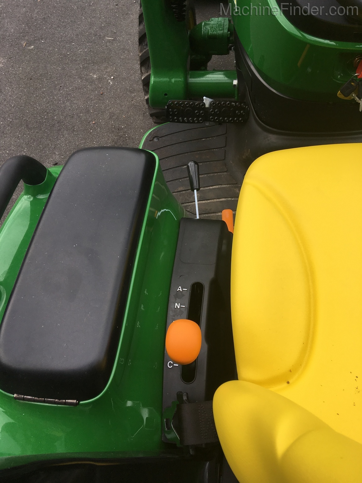 2020 John Deere 3033R Image 11