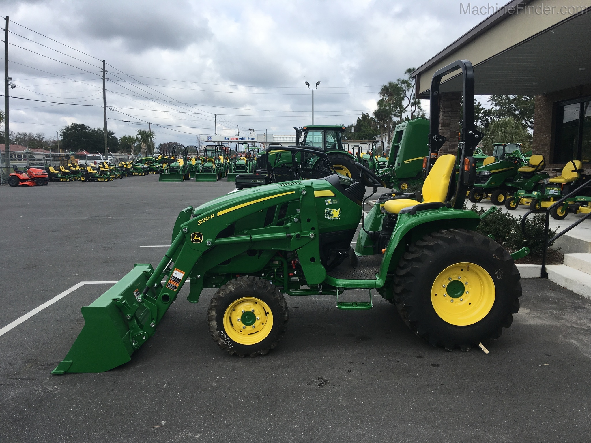2020 John Deere 3033R Image 1