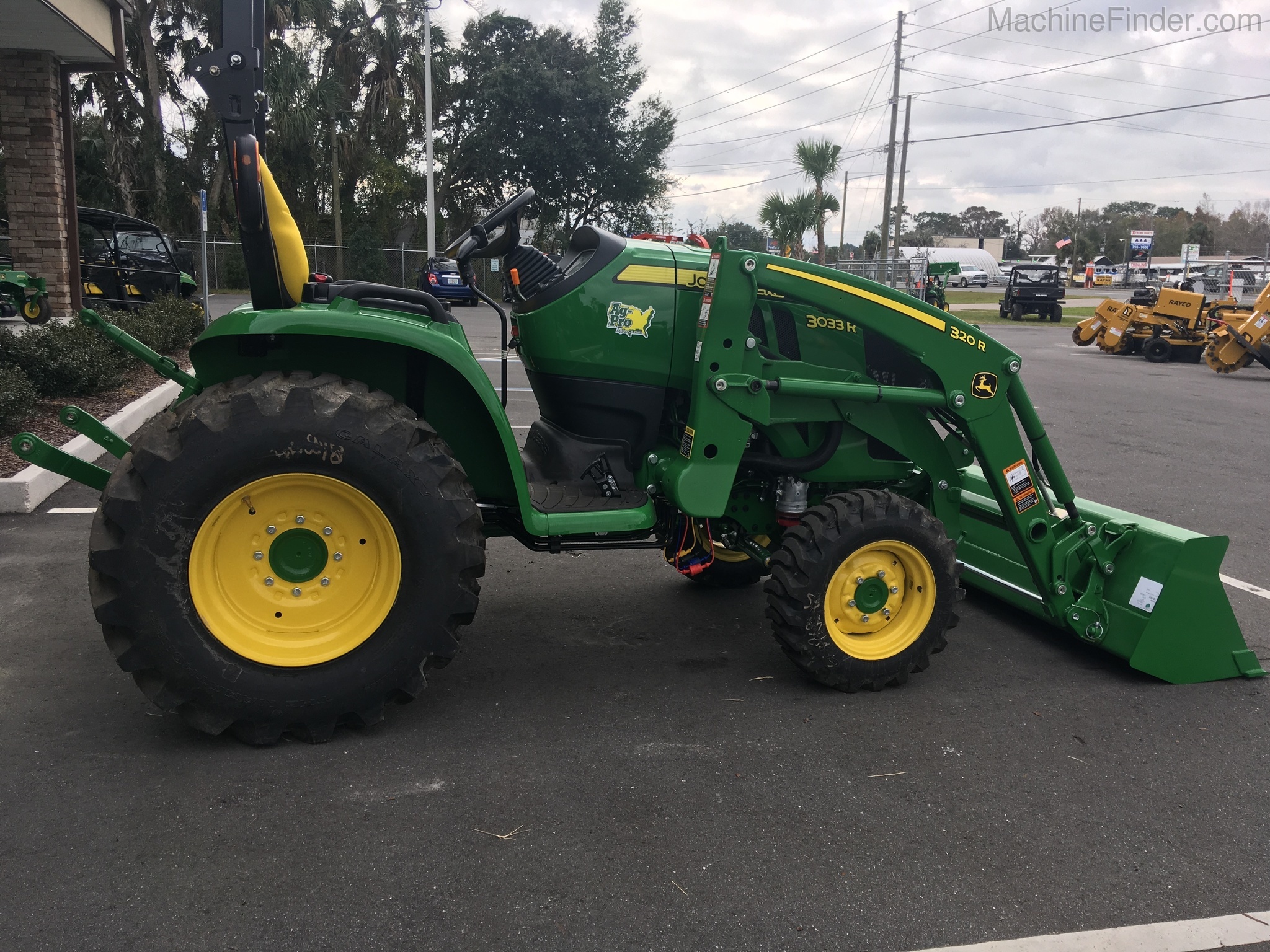 2020 John Deere 3033R Image 8