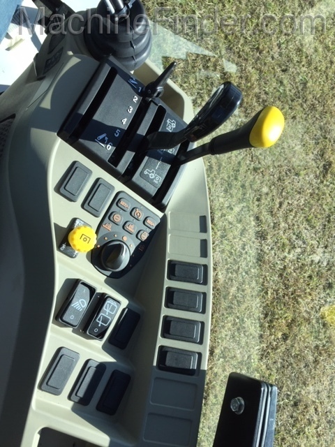 2020 John Deere 3033R Cab Image 6