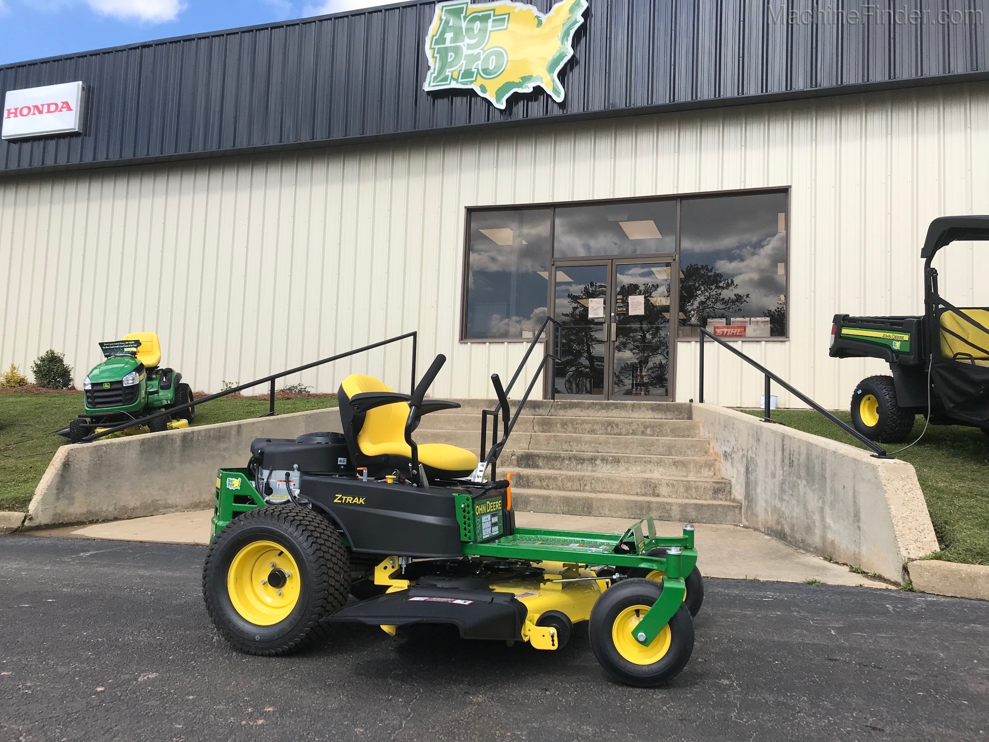 2020 John Deere Z355E Image 1