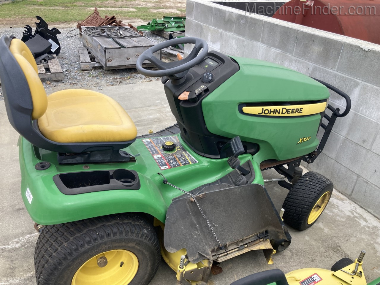 2013 John Deere X320 Image 9