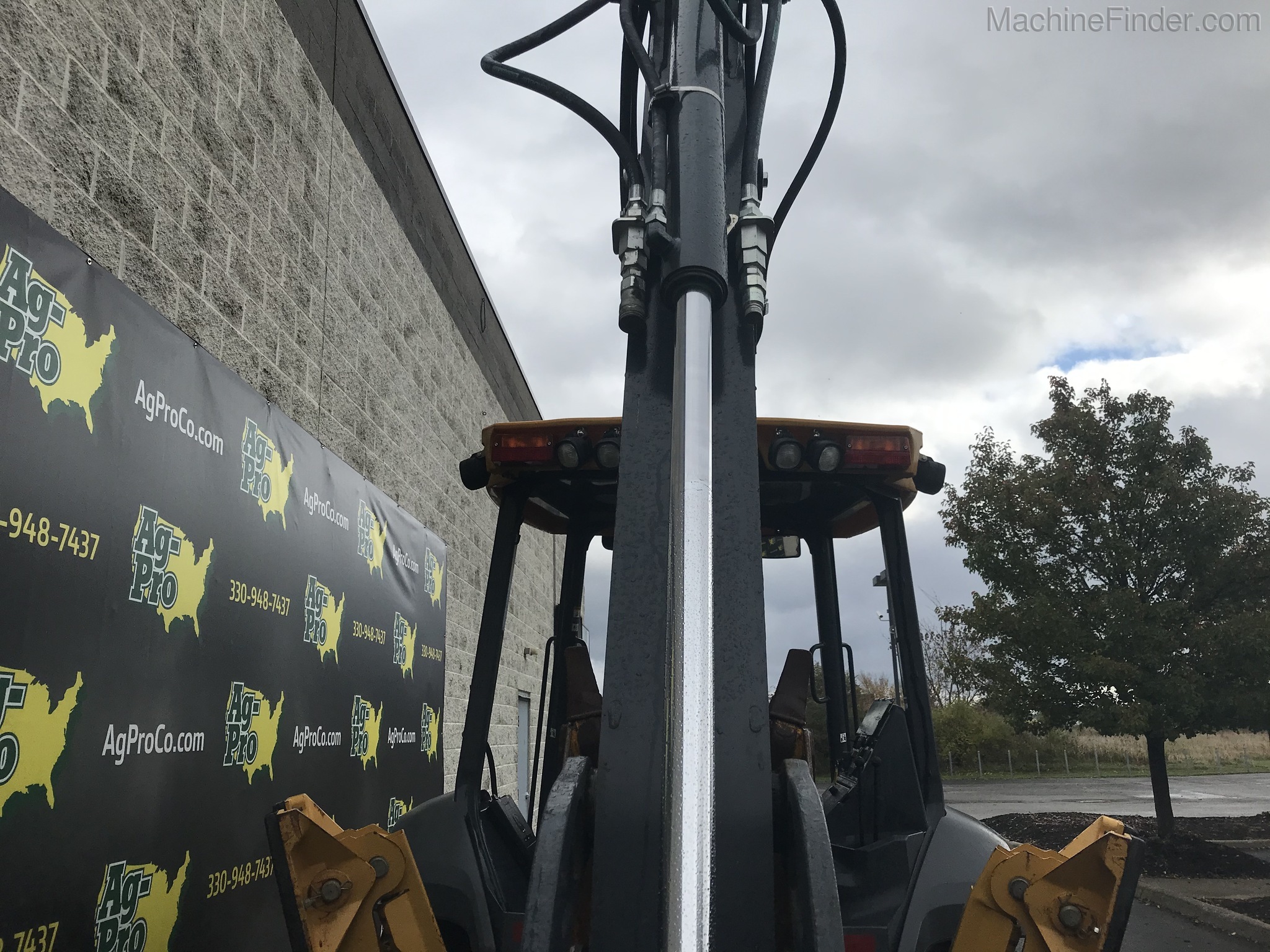 2017 John Deere 310L Image 10