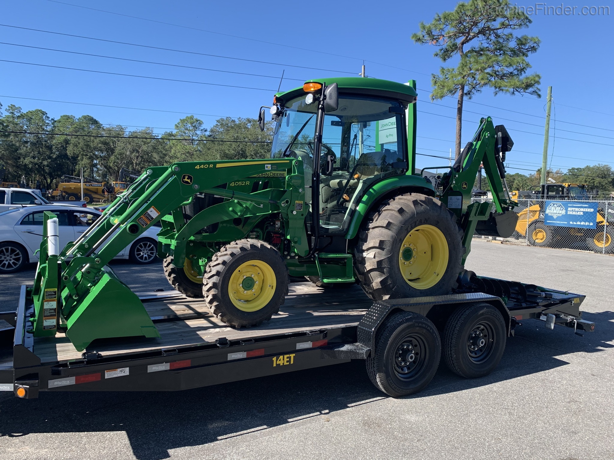 2020 John Deere 4052R Image 1