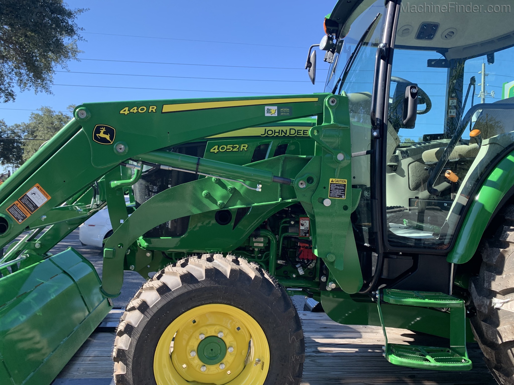 2020 John Deere 4052R Image 3