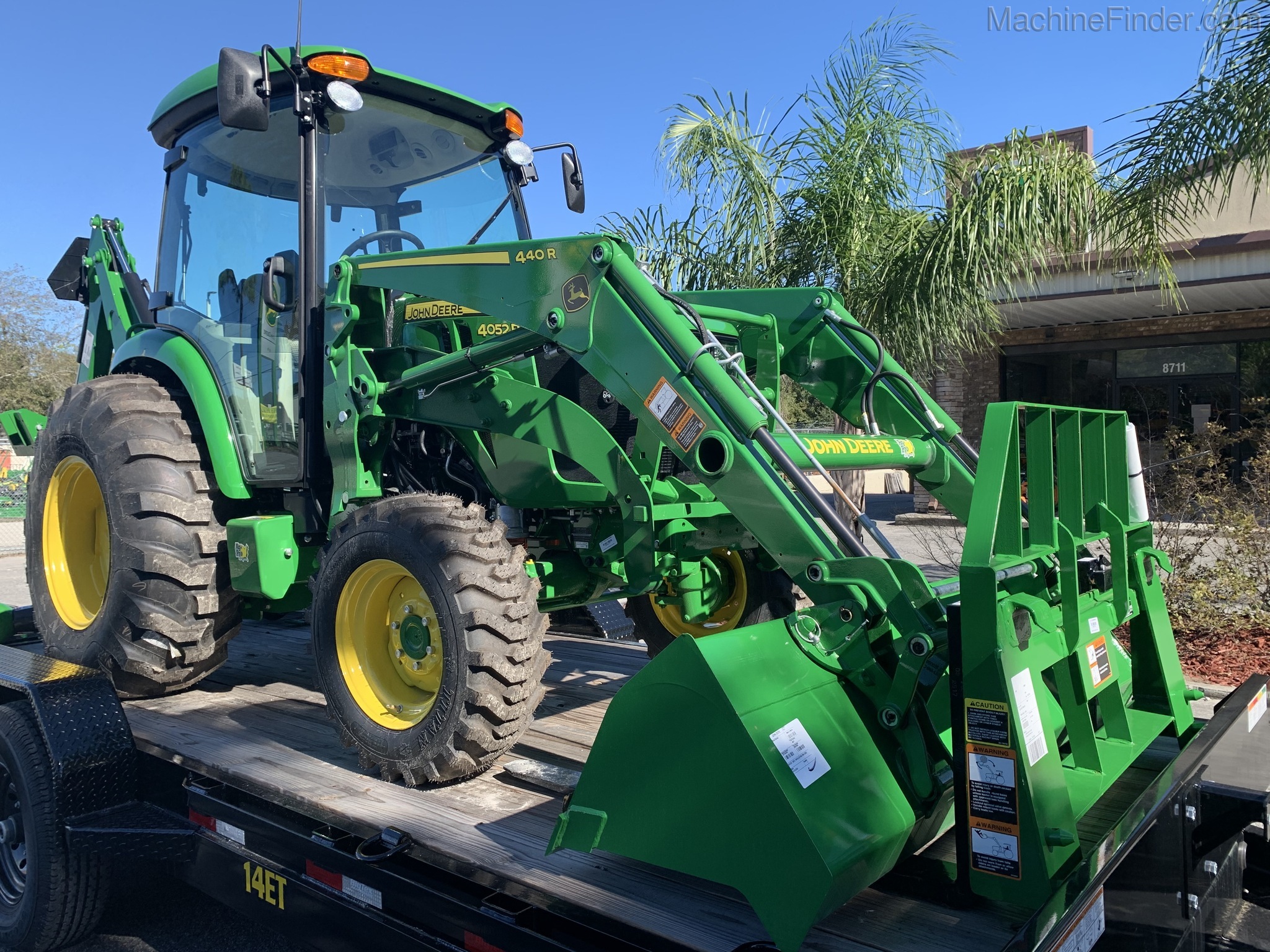 2020 John Deere 4052R Image 8