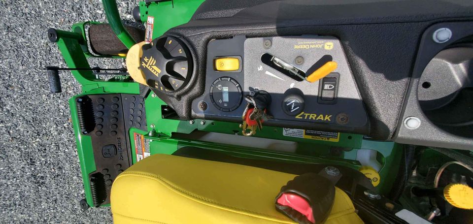 2025 John Deere Z740R Image 7