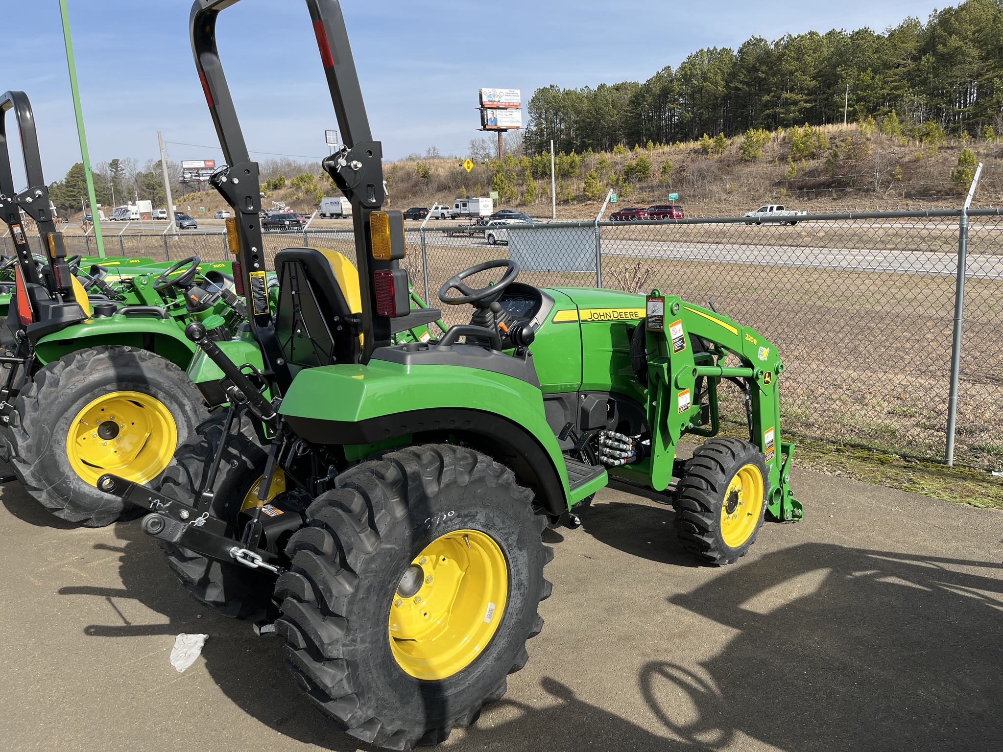 2022 John Deere 2032R Image 2