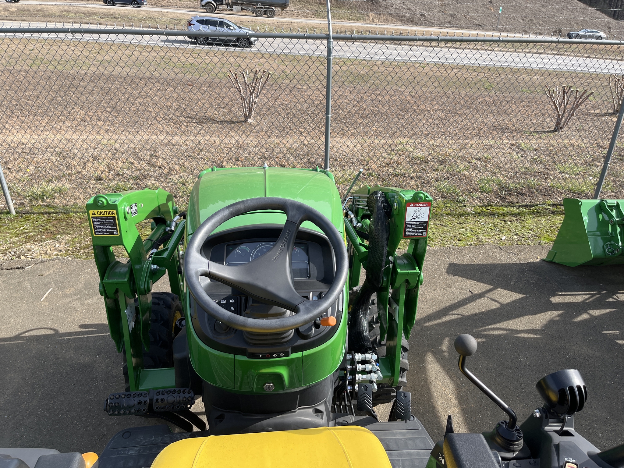 2022 John Deere 2032R Image 3