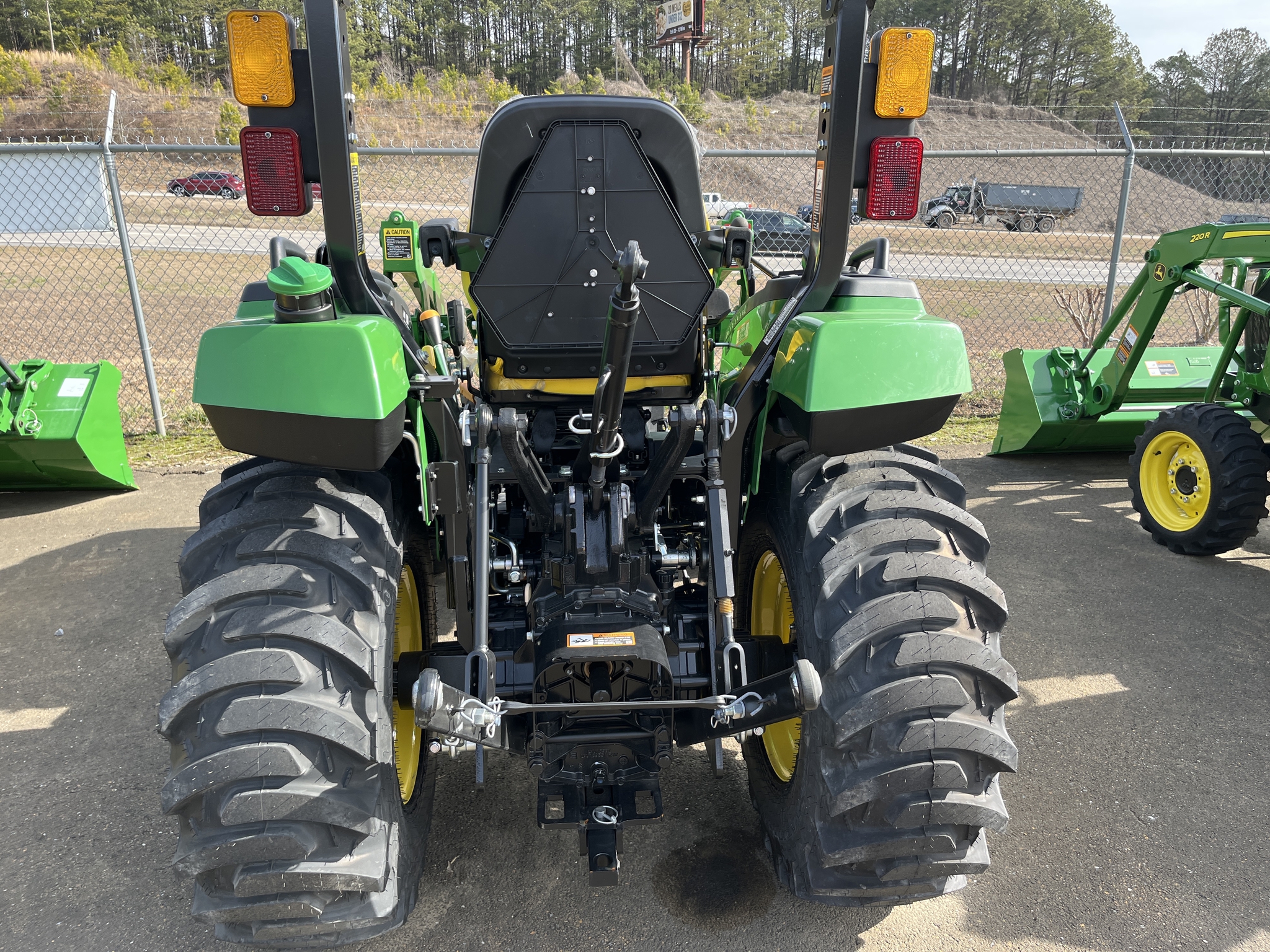 2022 John Deere 2032R Image 4