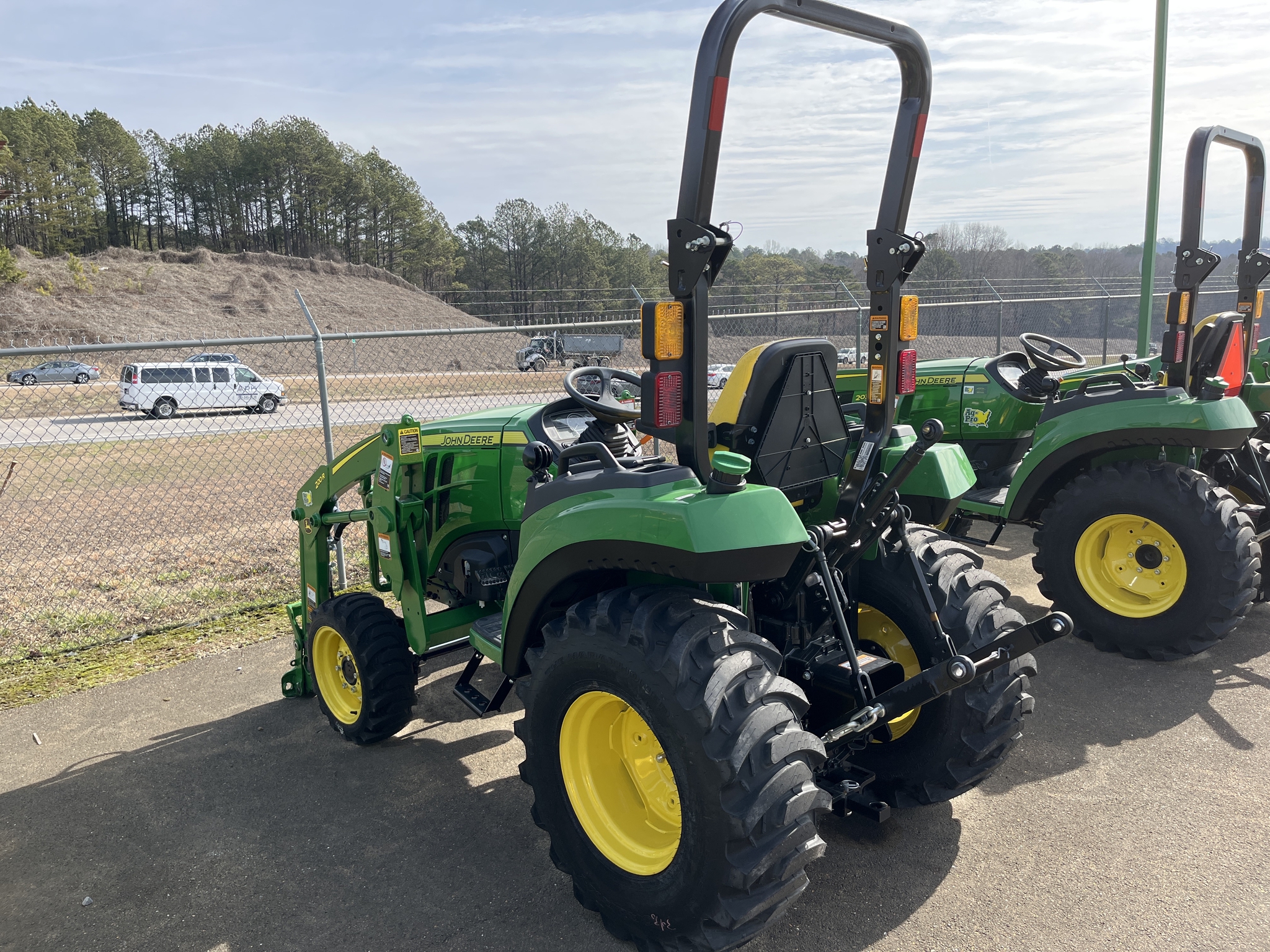 2022 John Deere 2032R Image 5