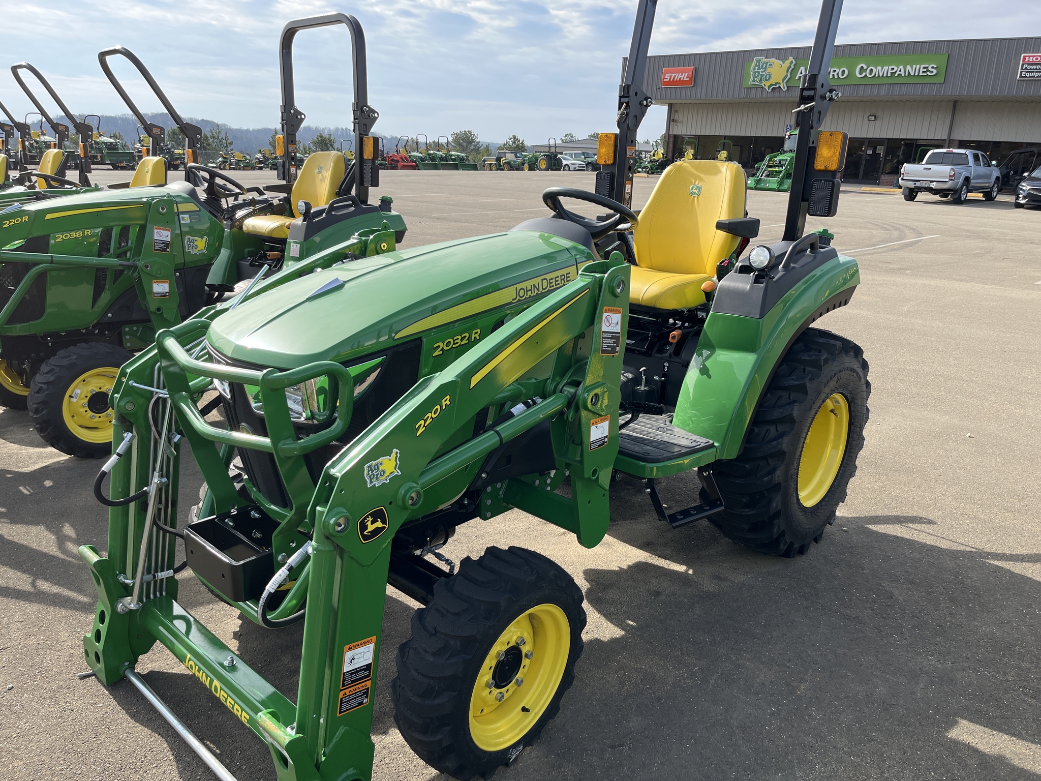 2022 John Deere 2032R Image 6