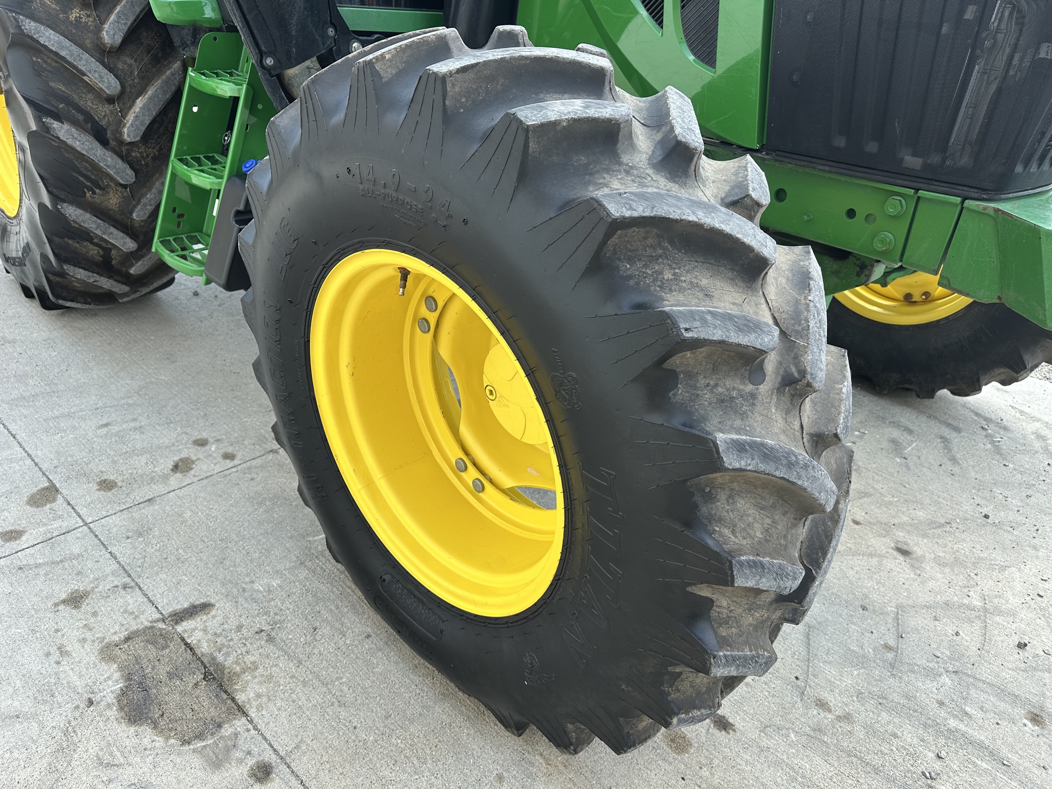 2021 John Deere 6110M Image 12