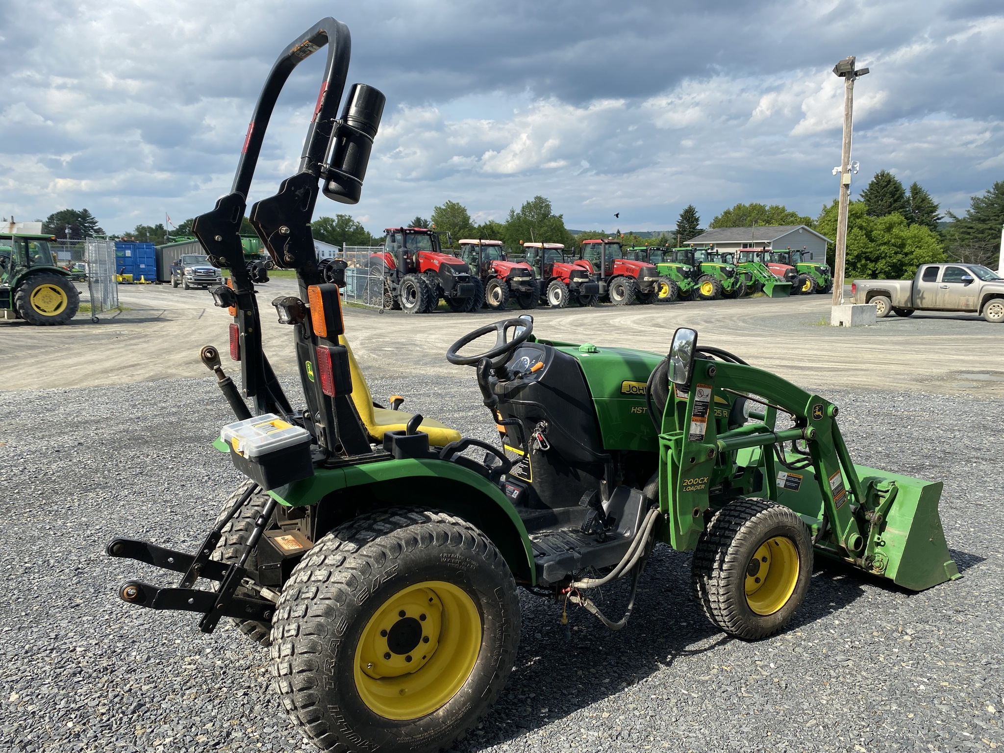 2013 John Deere 2025R Image 4