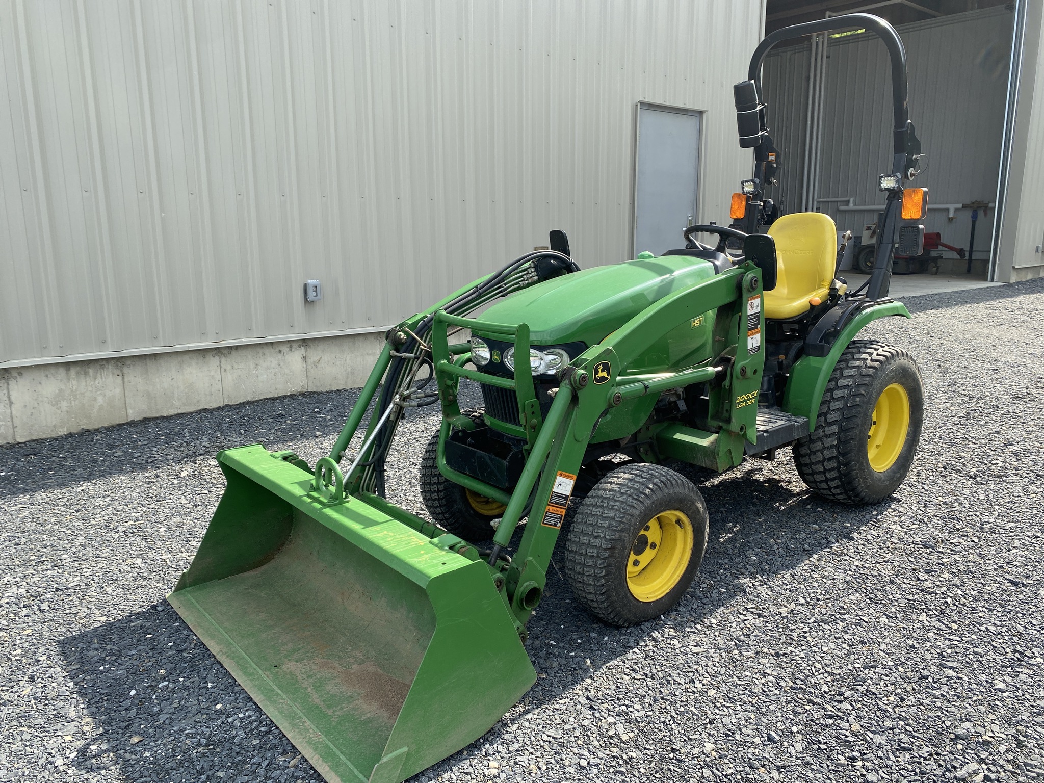 2013 John Deere 2025R Image 1