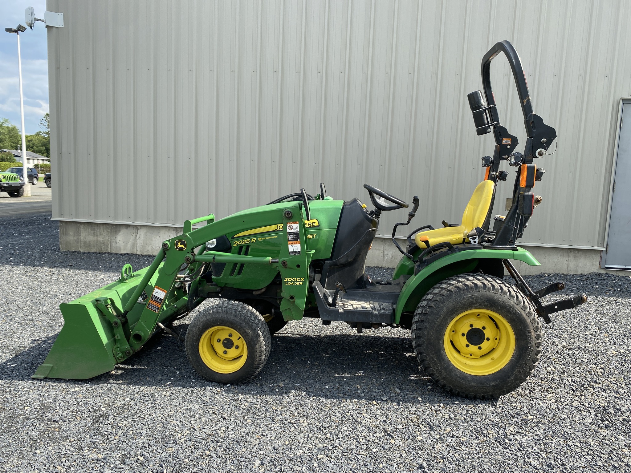 2013 John Deere 2025R Image 2
