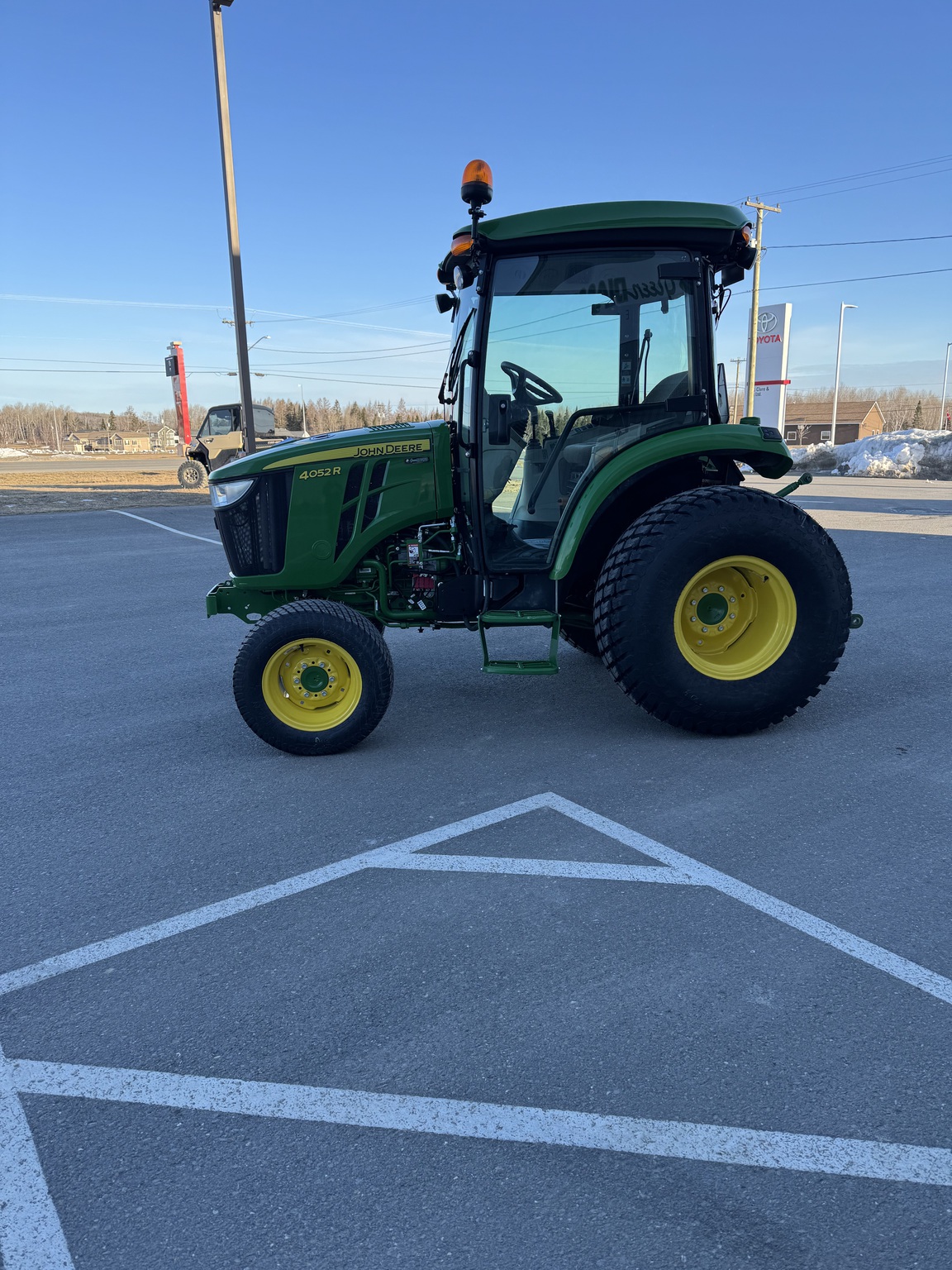 2022 John Deere 4052R Image 2