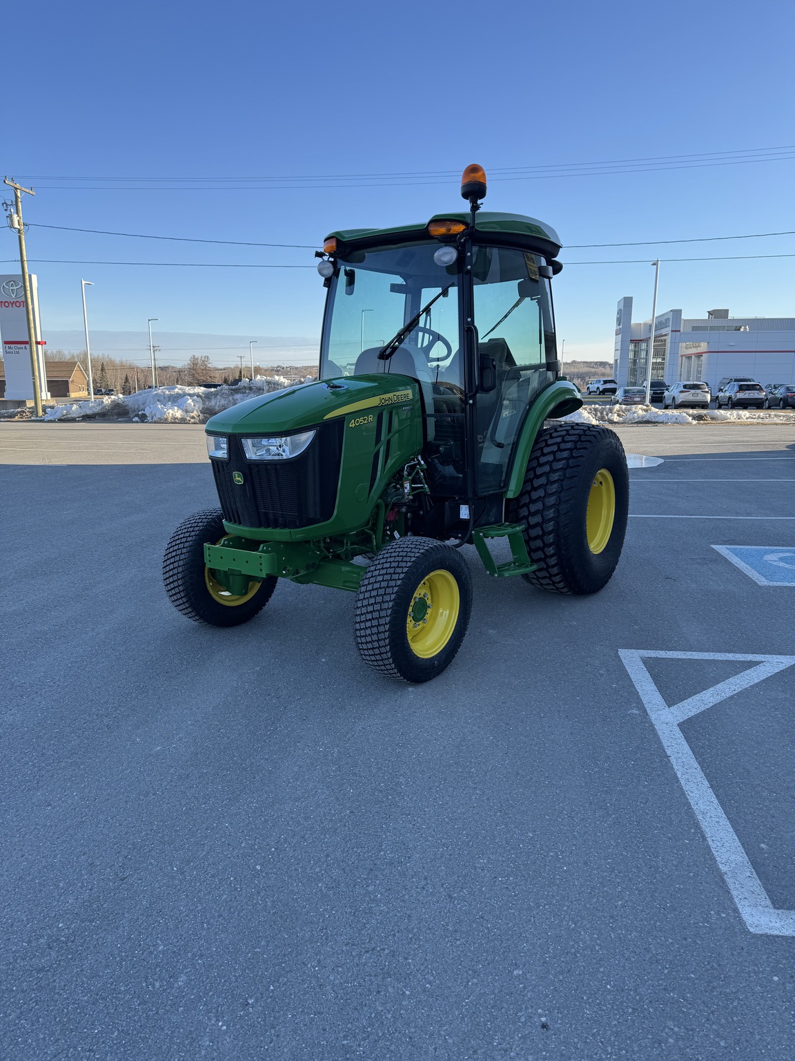 2022 John Deere 4052R Image 1