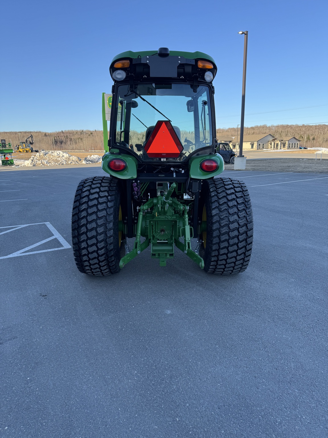 2022 John Deere 4052R Image 4