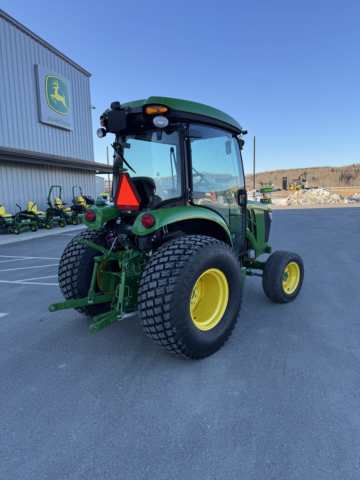 2022 John Deere 4052R Image 5