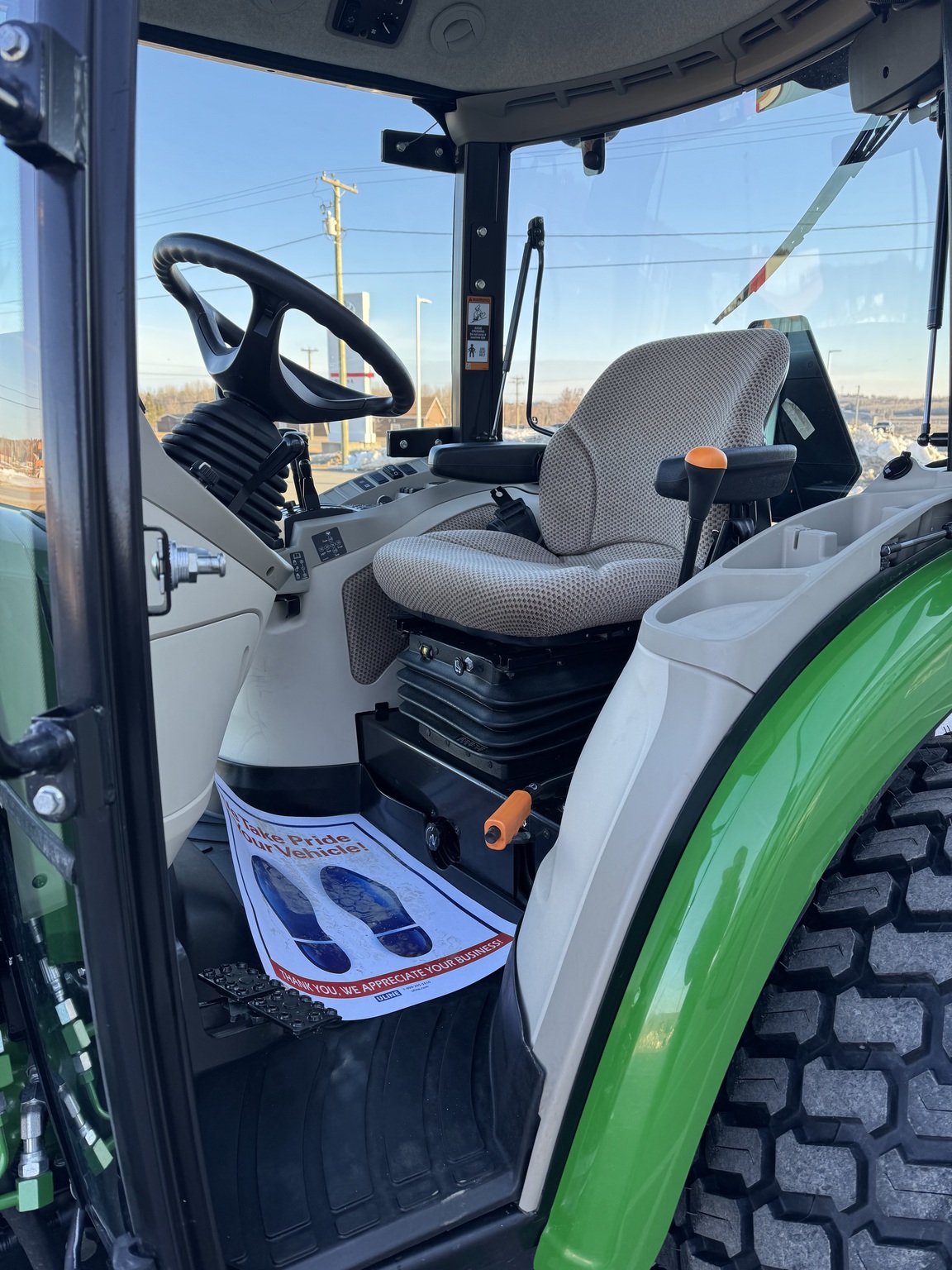 2022 John Deere 4052R Image 13