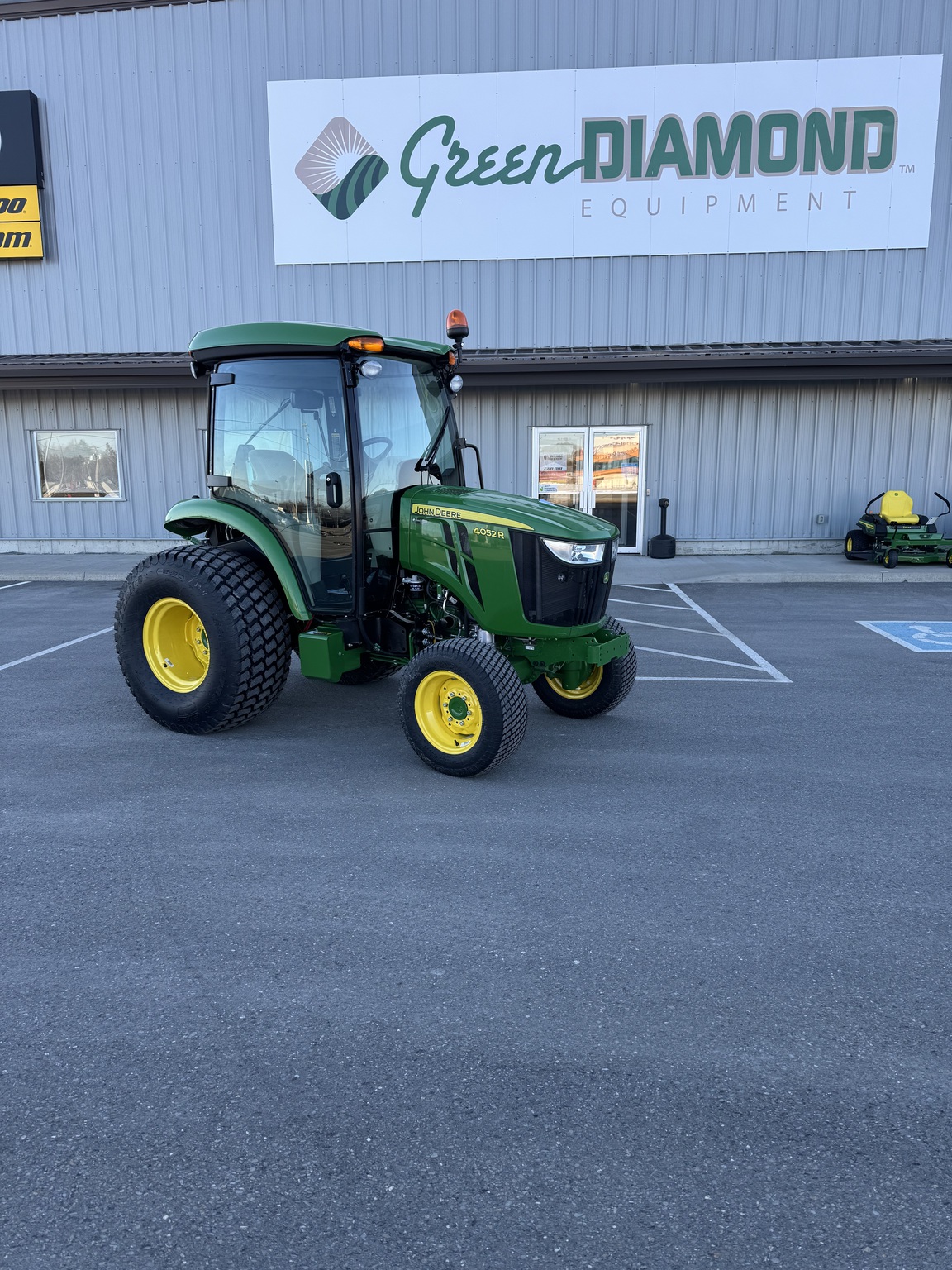 2022 John Deere 4052R Image 7