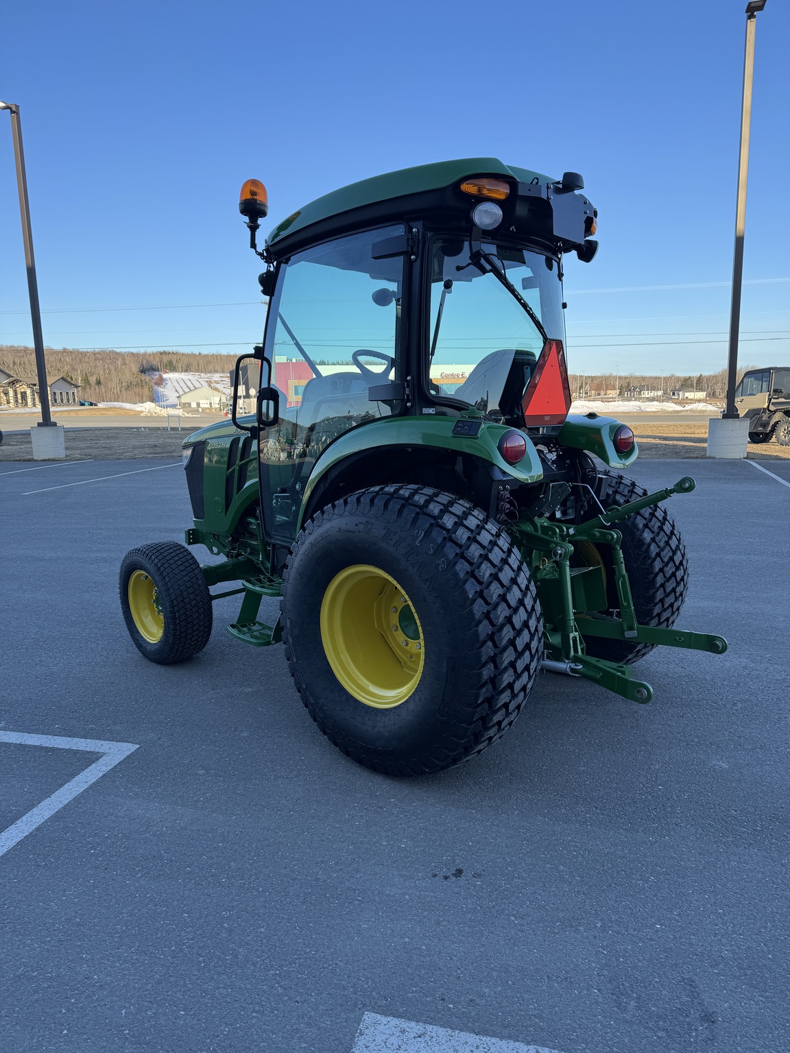 2022 John Deere 4052R Image 3