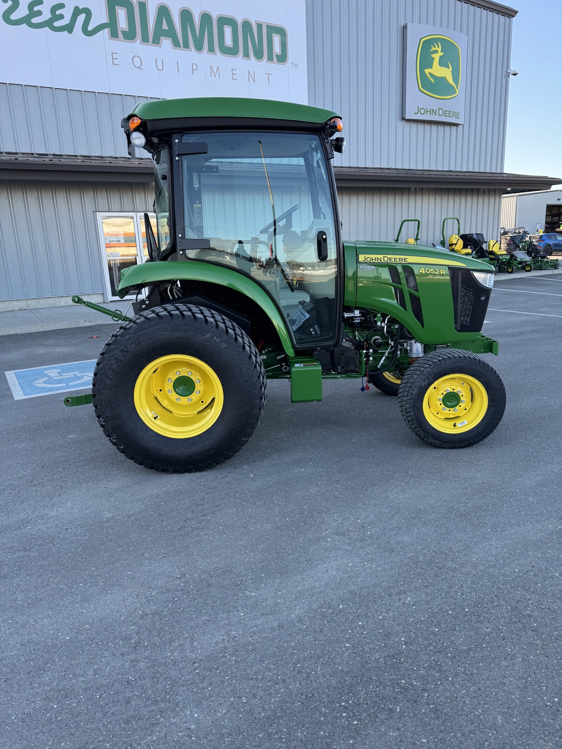 2022 John Deere 4052R Image 6