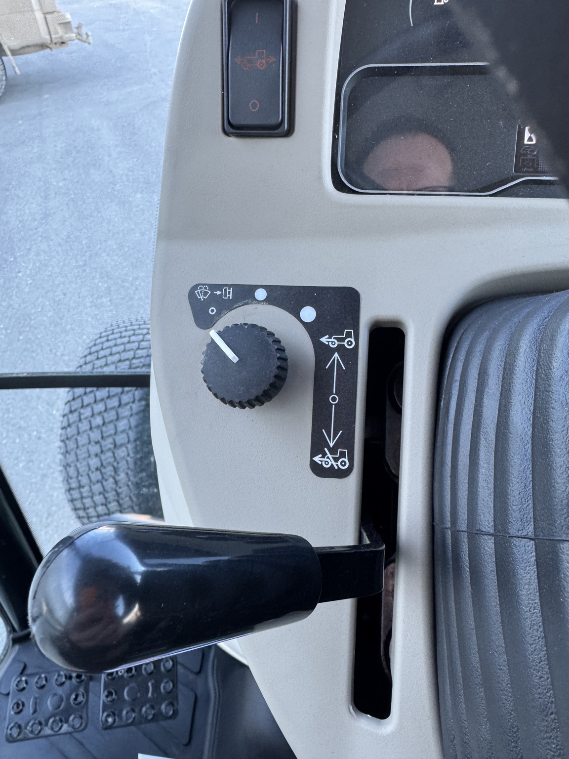 2022 John Deere 4052R Image 17