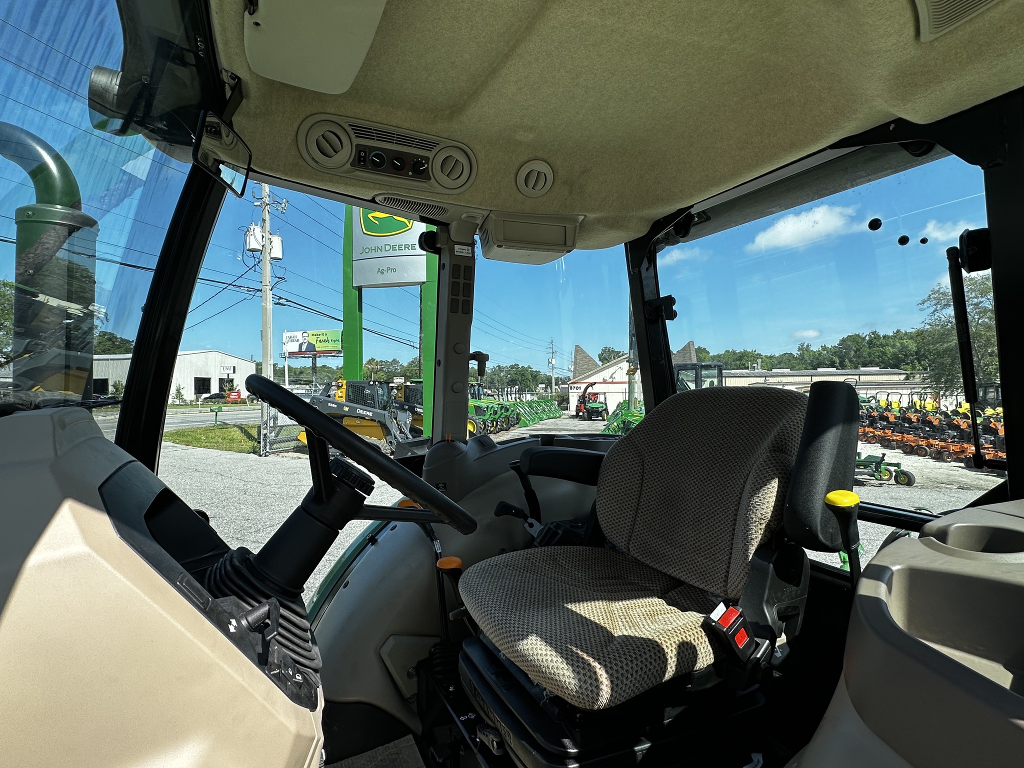 2025 John Deere 5067E Image 9