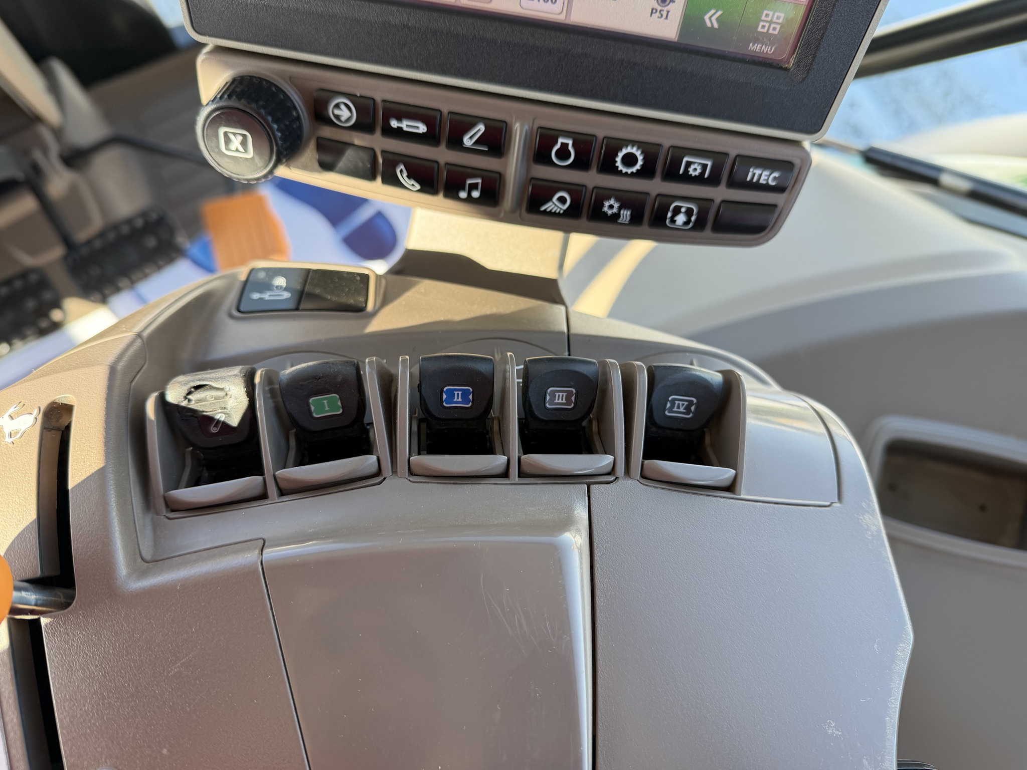 2018 John Deere 6130R Image 17