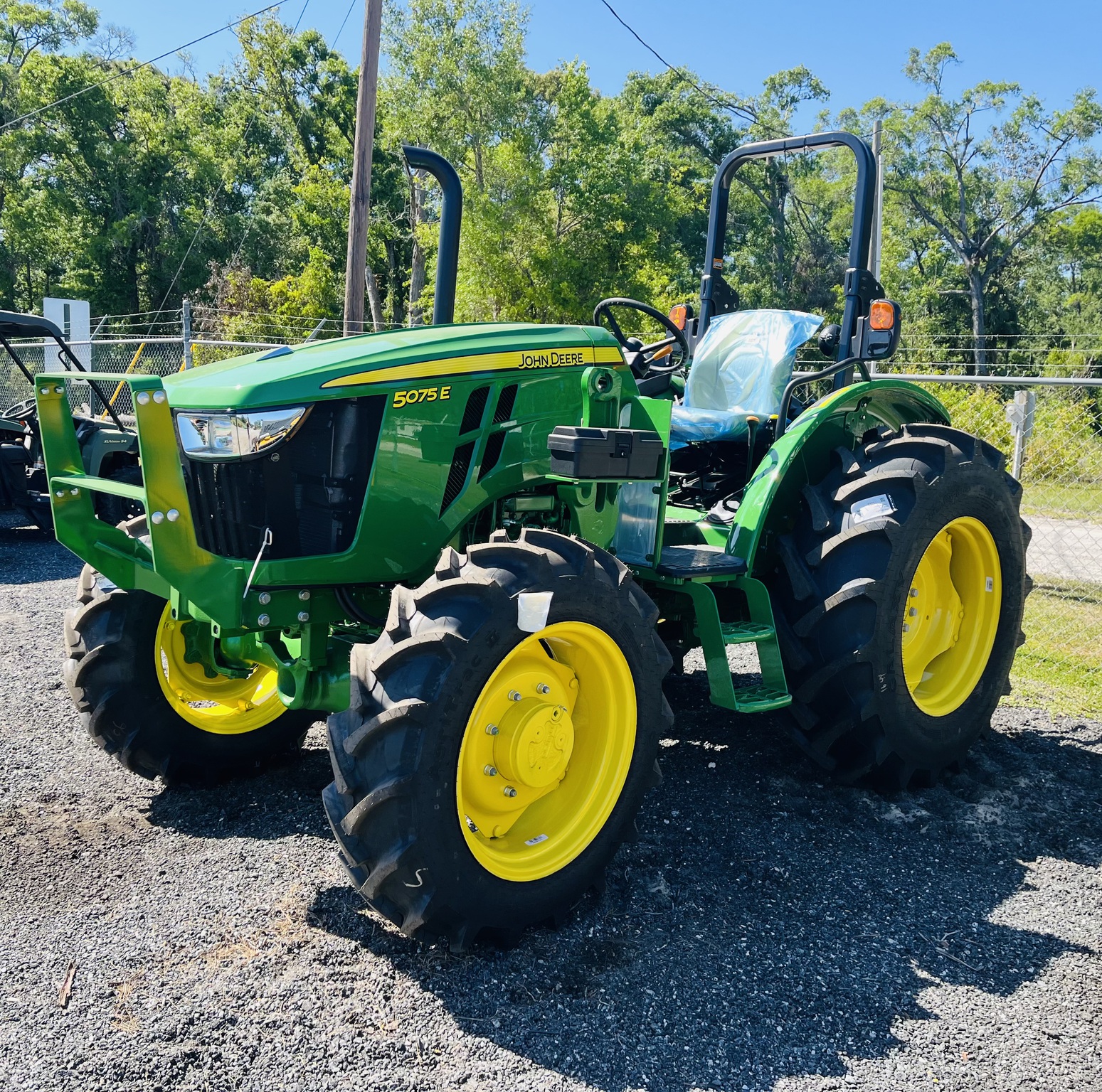 2025 John Deere 5075E Image 4