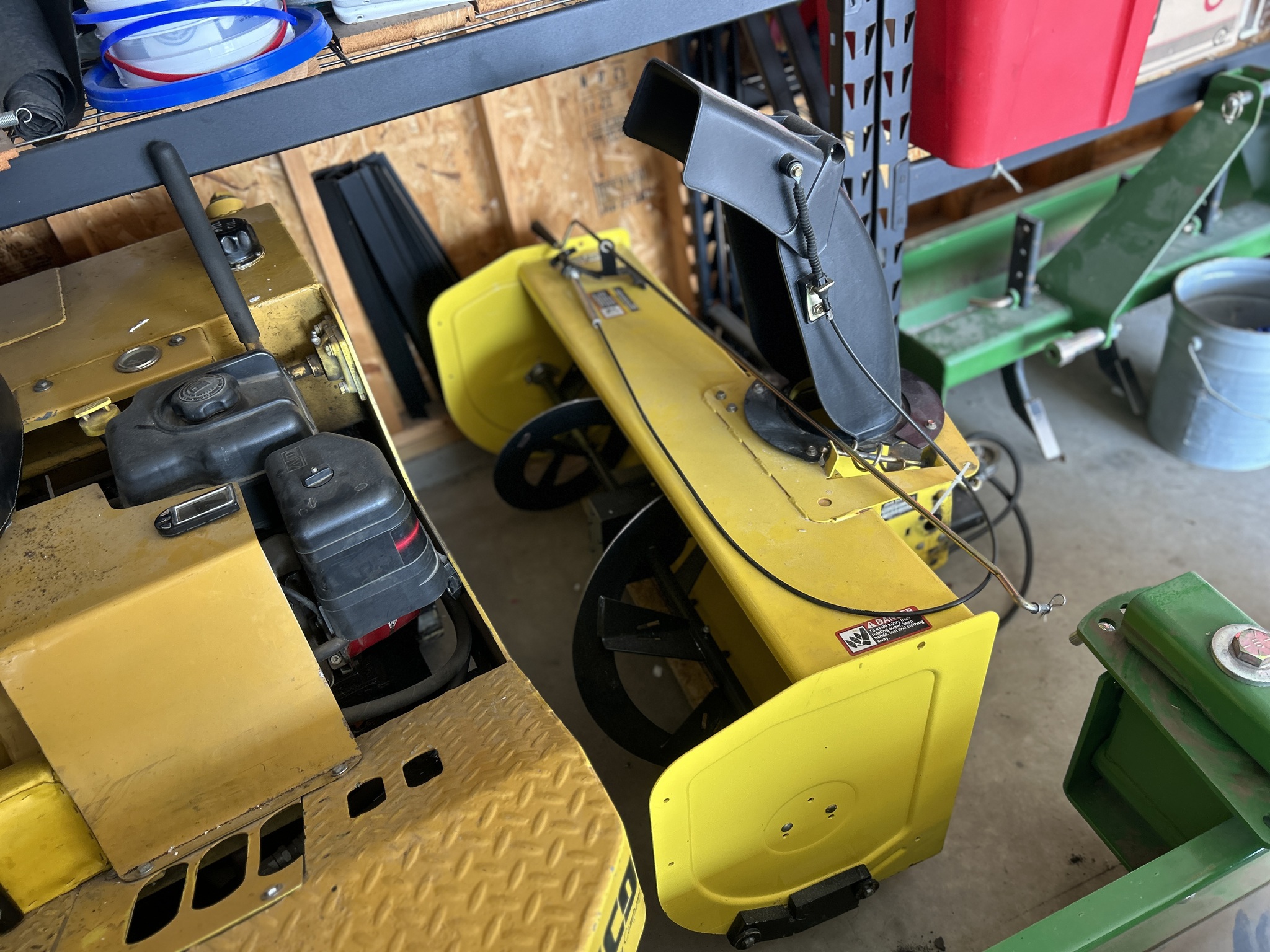 John Deere SB47 snowblower Image 1