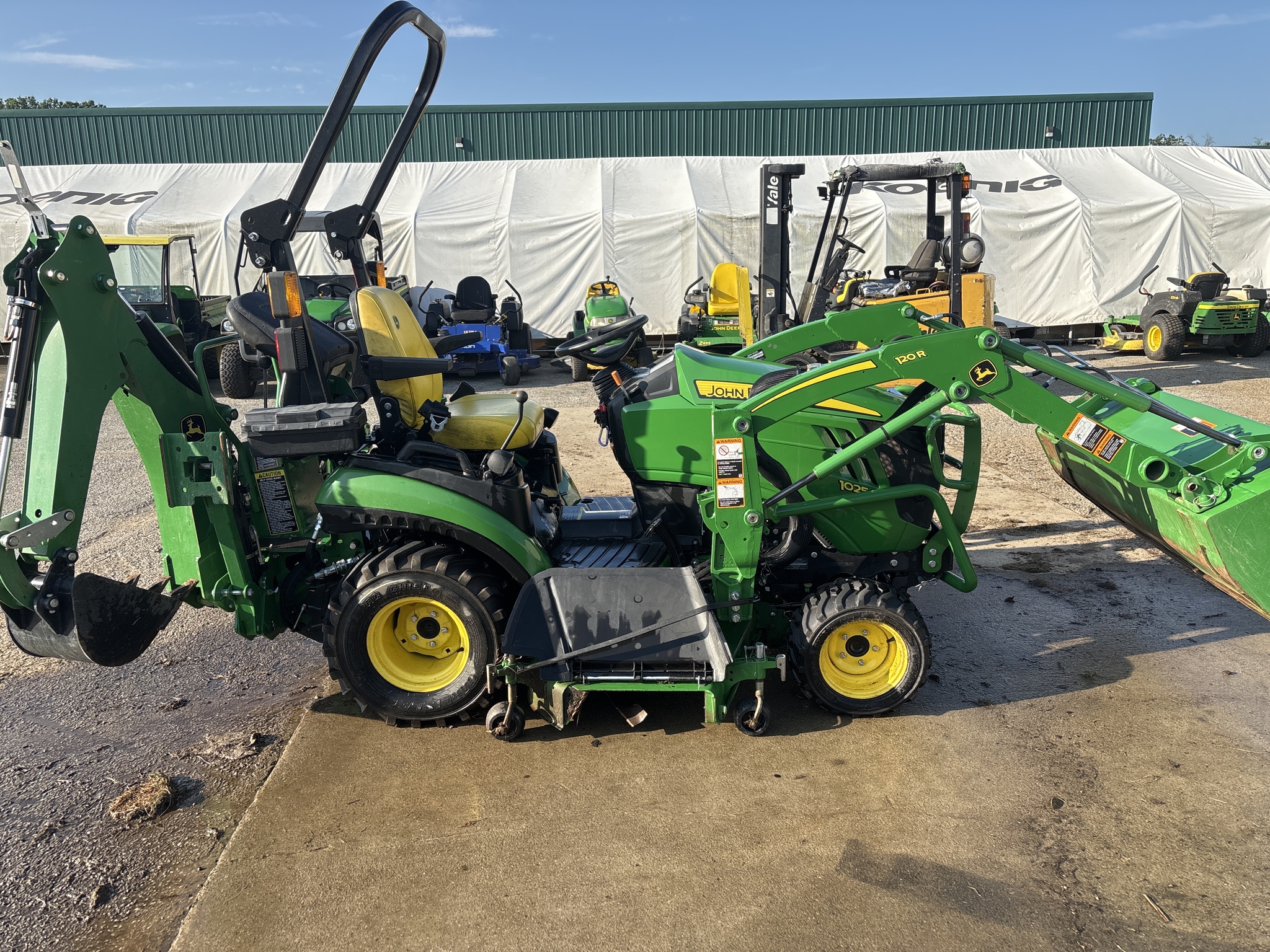 Used 2021 John Deere 1025R Compact Utility Tractors at Koenig Equipment in Amelia, OH - PhotoXL0