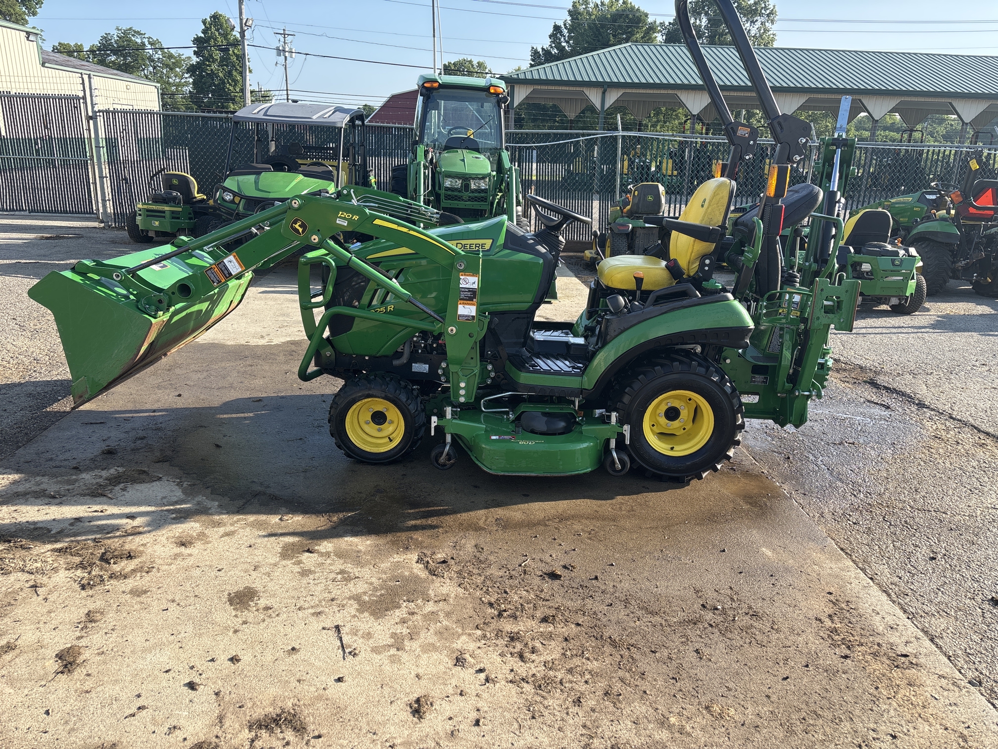 Used 2021 John Deere 1025R Compact Utility Tractors at Koenig Equipment in Amelia, OH - PhotoXL1