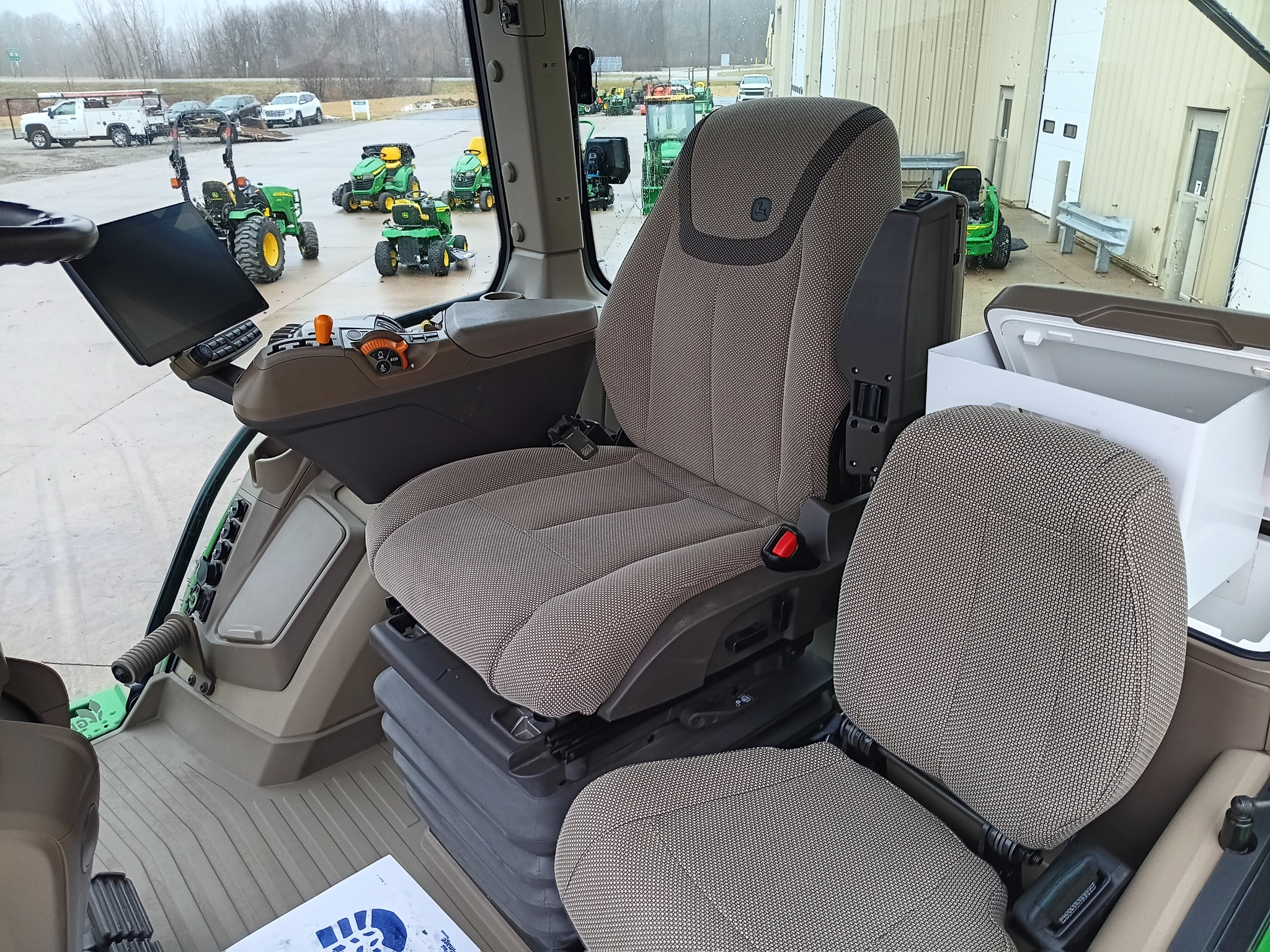 2025 John Deere 8R 250 Image 9