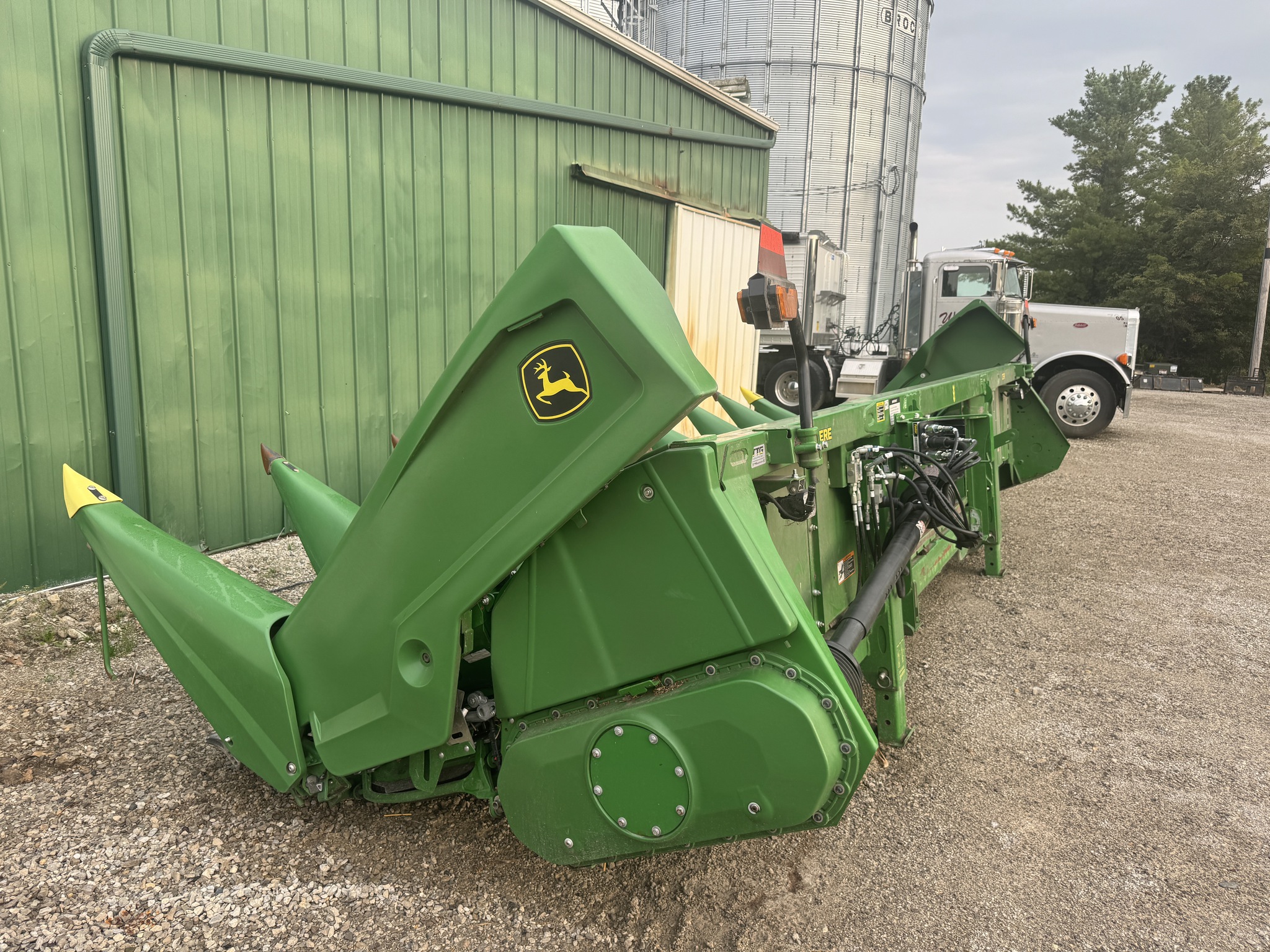 2022 John Deere C8R Image 3