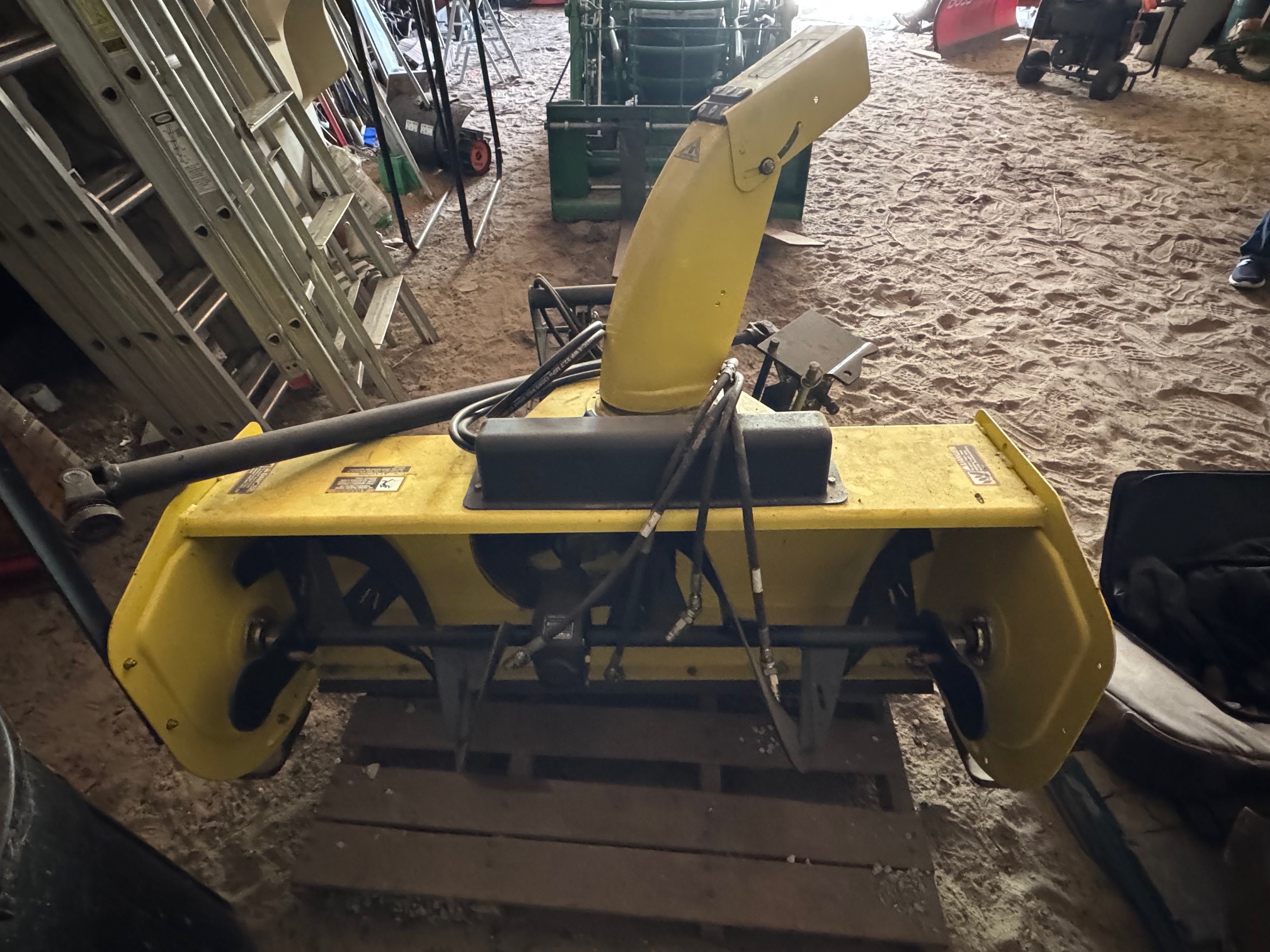 2005 John Deere 47 IN Image 3