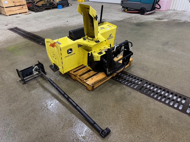 2005 John Deere 47 IN Image 3