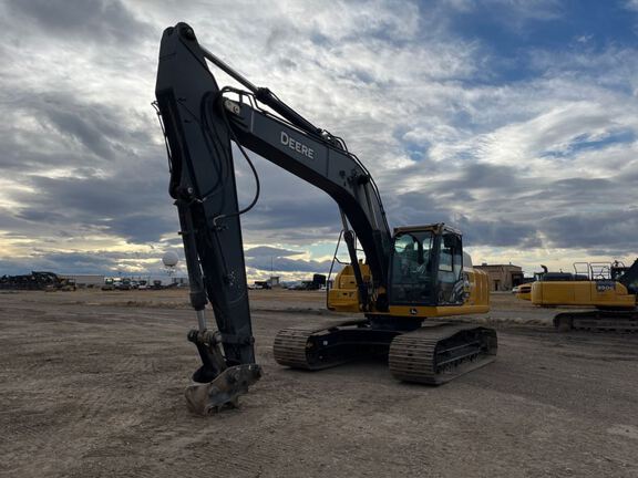 Photo of a 2023 John Deere 250P