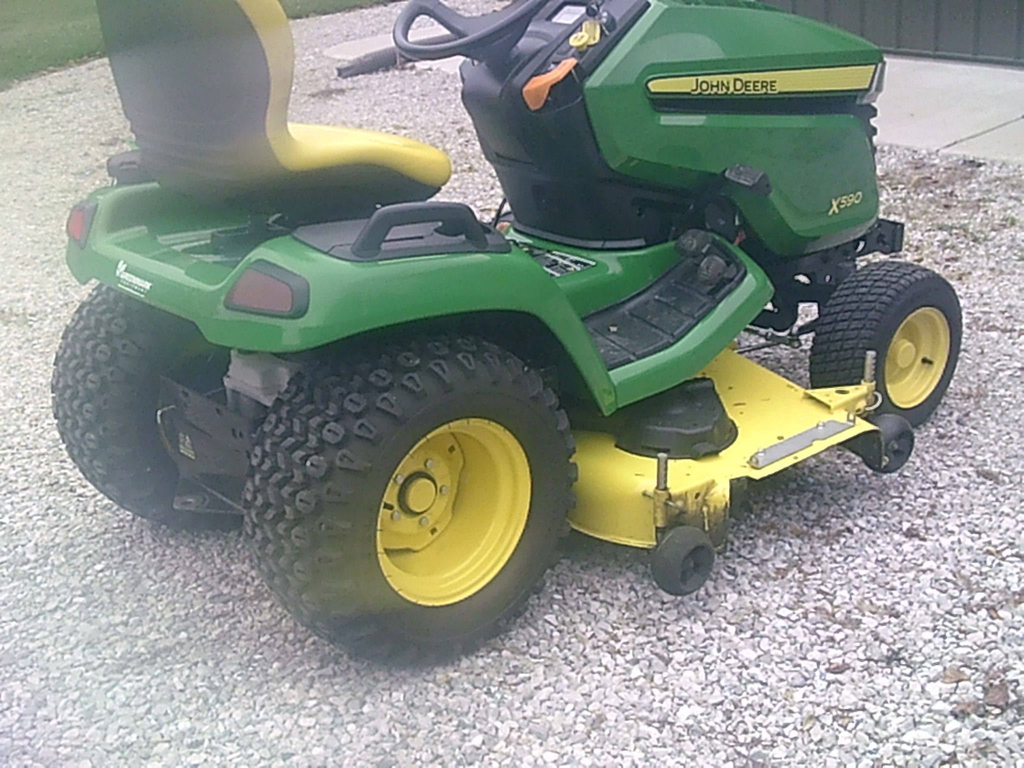 2019 John Deere X590 Image 3